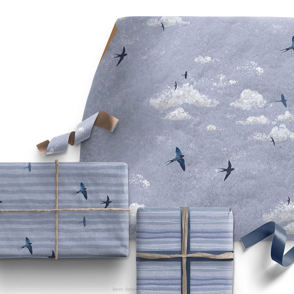 Geschenkpapier Design mit illustrativen Schwalben am blau-grauen Himmel.